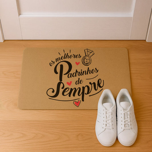 Tapete de entrada personalizado com grau de parentesco. Superfície de fibra sintética. Base de borracha preta antiderrapante. 40x60 cm.