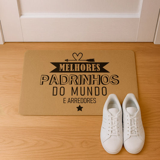 Tapete de entrada personalizado com grau de parentesco. Superfície de fibra sintética. Base de borracha preta antiderrapante. 40x60 cm.