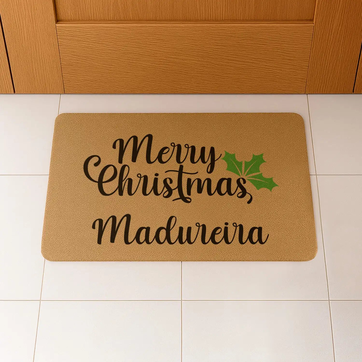 Tapete de entrada personalizado com apelido(s) da família. Superfície de fibra sintética. Base de borracha preta antiderrapante. 40x60 cm.