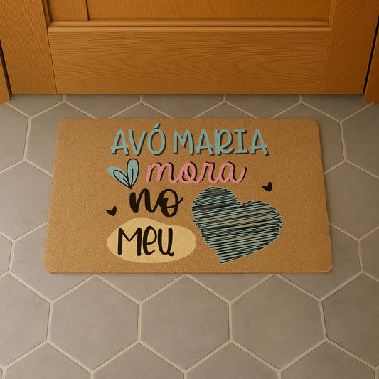 Tapete de entrada personalizado com grau de parentesco e/ou nome. Superfície de fibra sintética. Base de borracha preta antiderrapante. 40x60 cm.