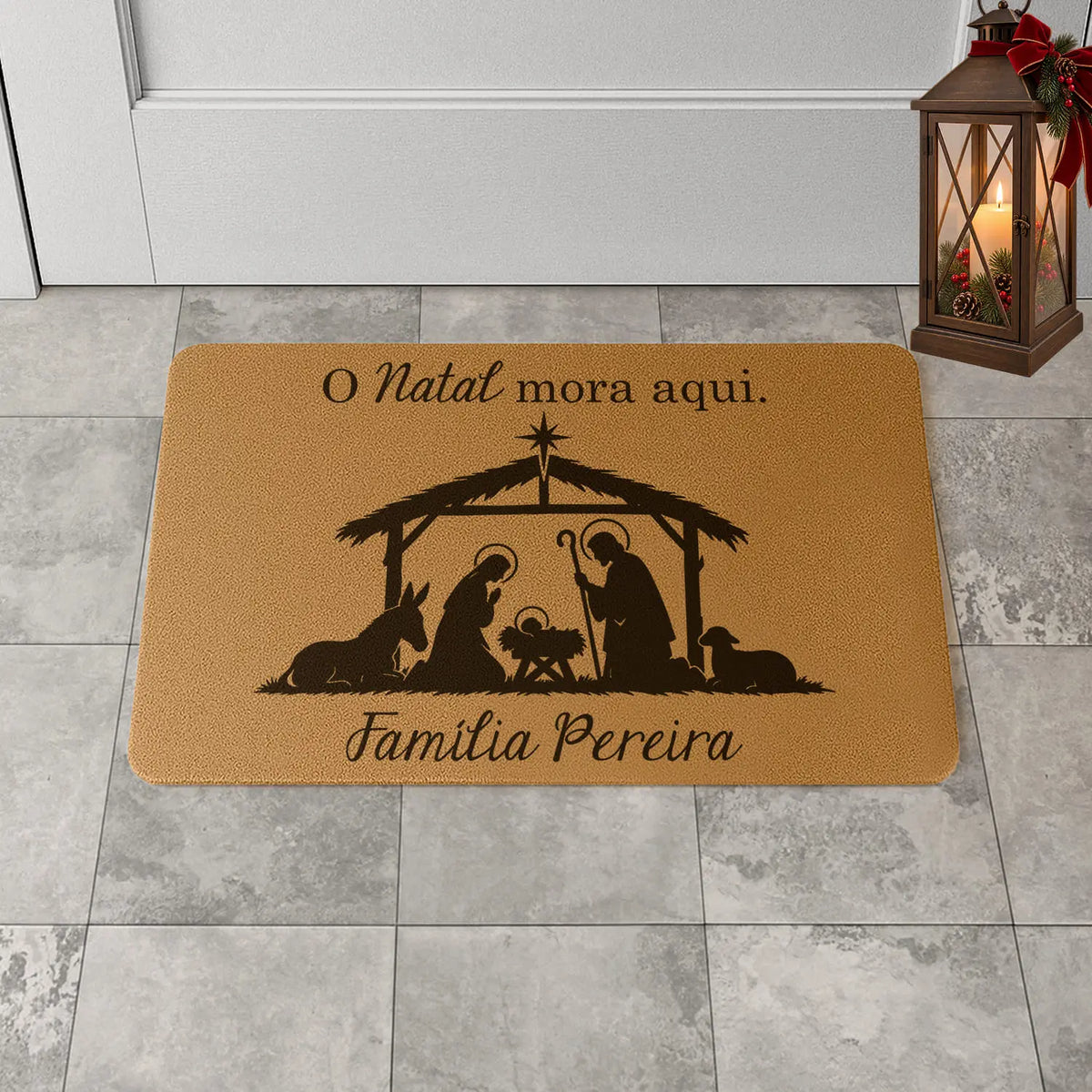 Tapete de entrada personalizado com apelido(s) da família. Superfície de fibra sintética. Base de borracha preta antiderrapante. 40x60 cm.