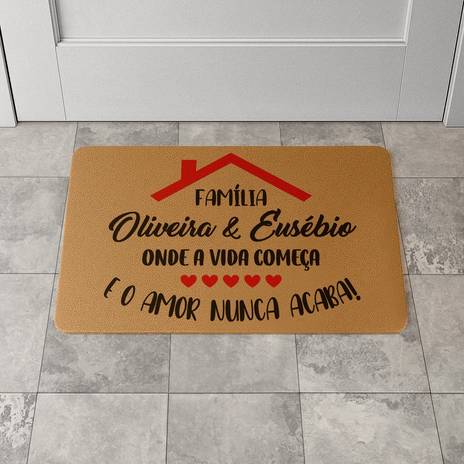 Tapete de entrada personalizado com apelido(s) da família. Superfície de fibra sintética. Base de borracha preta antiderrapante. 40x60 cm.