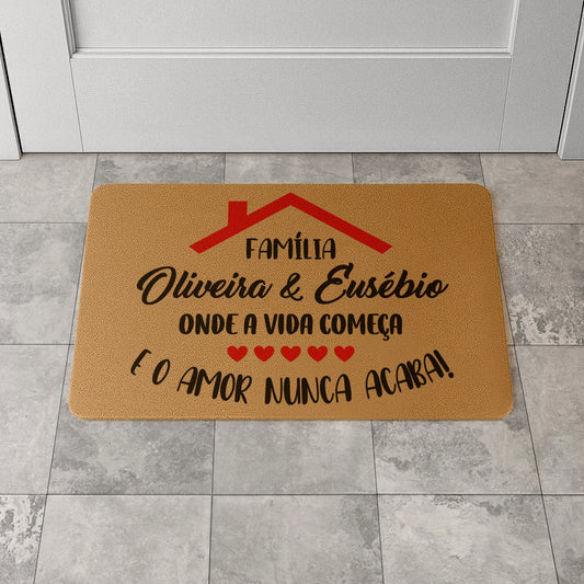 Tapete de entrada personalizado com apelido(s) da família. Superfície de fibra sintética. Base de borracha preta antiderrapante. 40x60 cm.