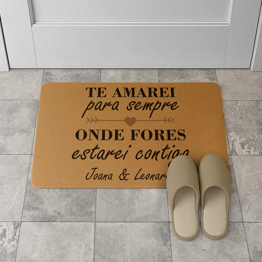 Tapete de entrada personalizado com nome(s). Superfície de fibra sintética. Base de borracha preta antiderrapante. 40x60 cm.