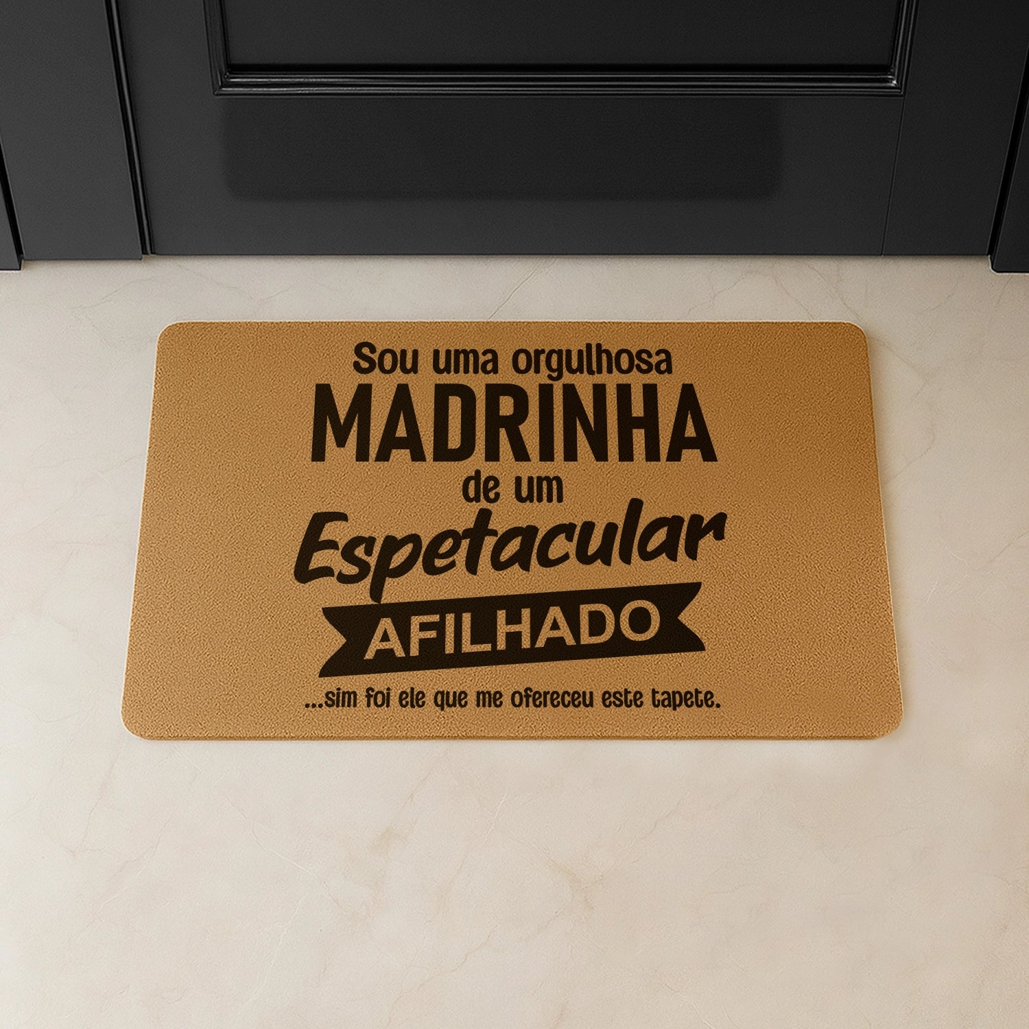 Tapete de entrada personalizado com grau de parentesco. Superfície de fibra sintética. Base de borracha preta antiderrapante. 40x60 cm.