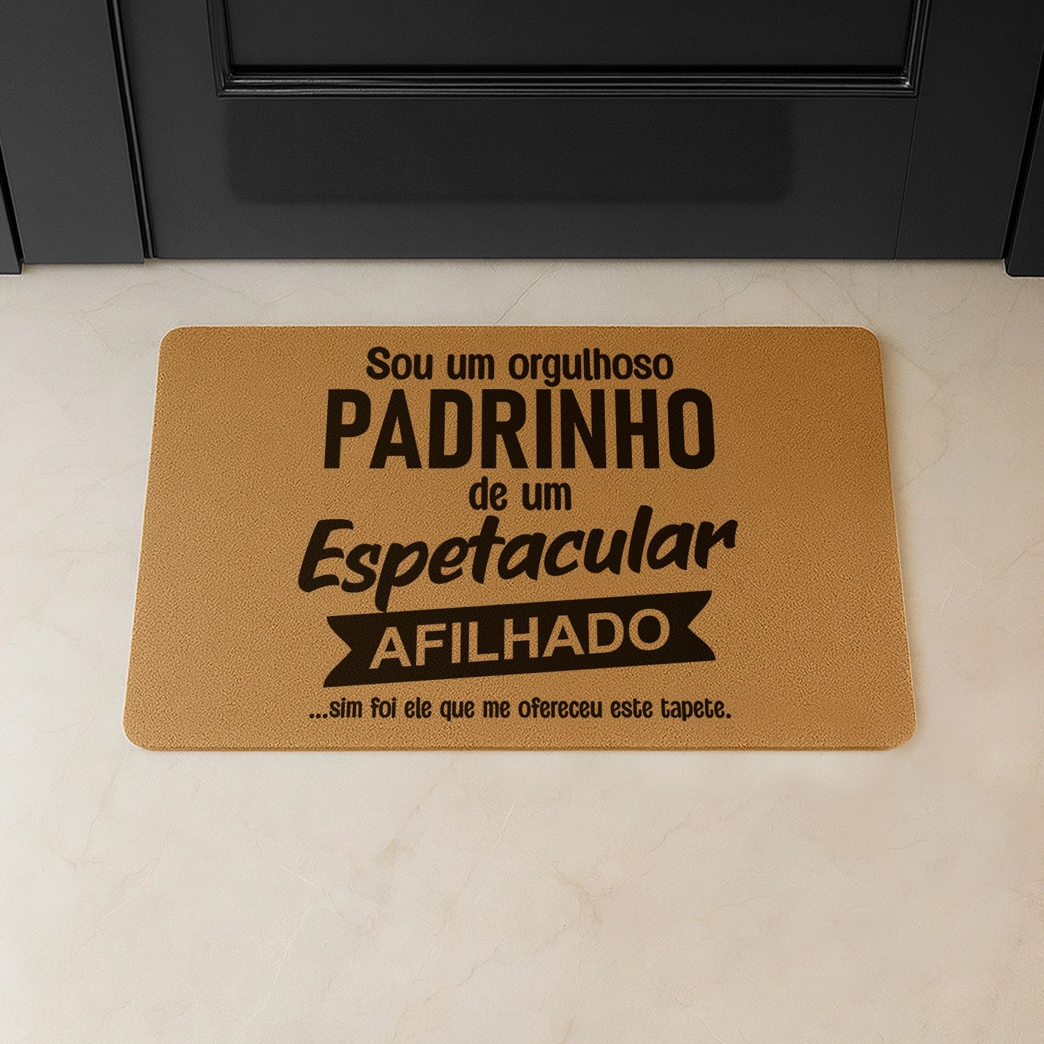 Tapete de entrada personalizado com grau de parentesco. Superfície de fibra sintética. Base de borracha preta antiderrapante. 40x60 cm.