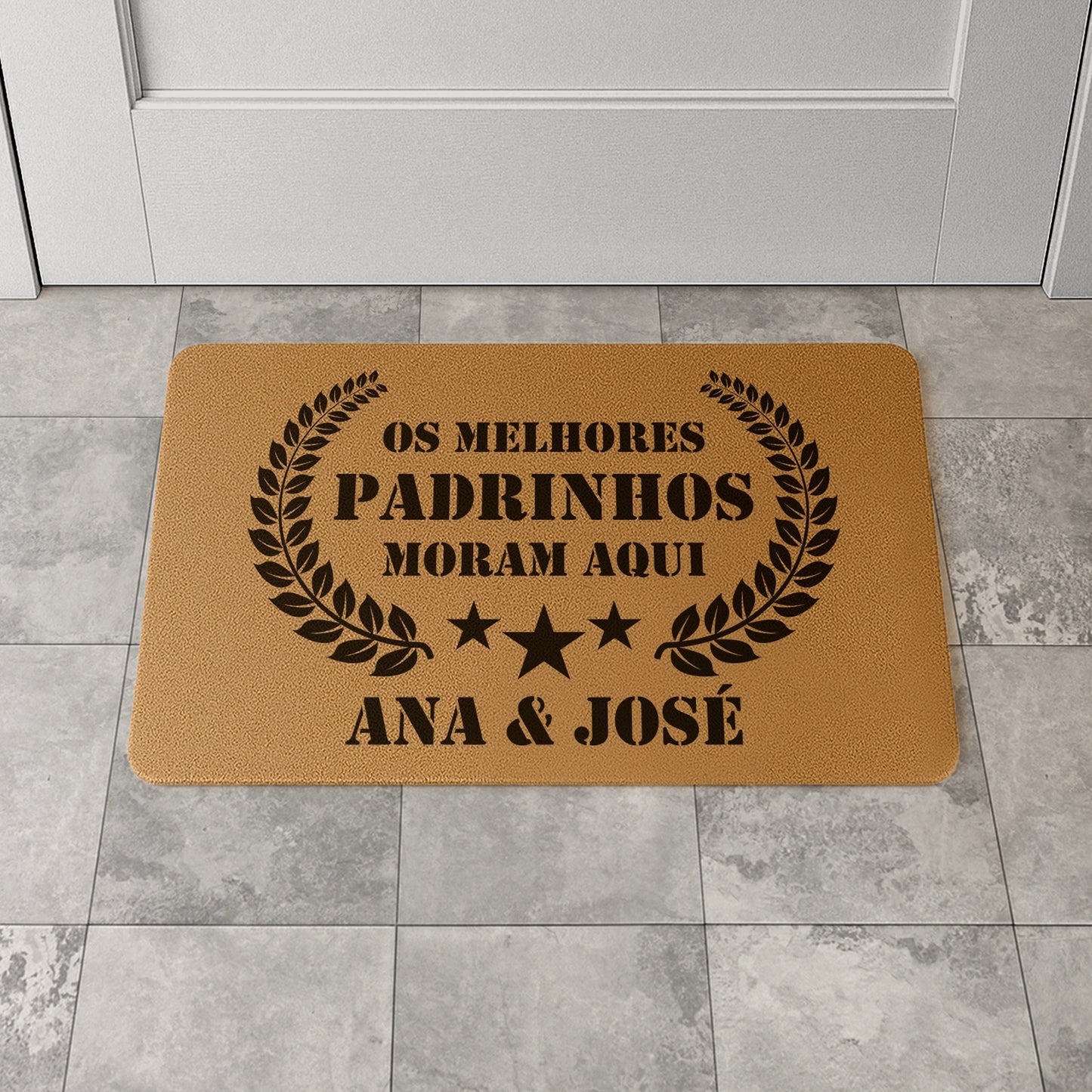 Tapete de entrada personalizado com grau de parentesco e nome(s). Superfície de fibra sintética. Base de borracha preta antiderrapante. 40x60 cm.
