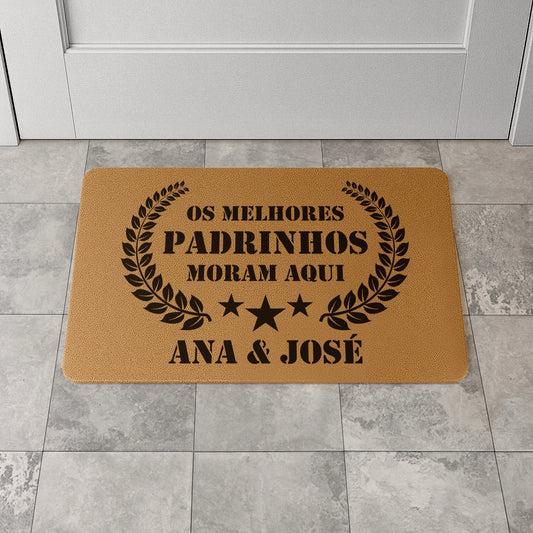 Tapete de entrada personalizado com grau de parentesco e nome(s). Superfície de fibra sintética. Base de borracha preta antiderrapante. 40x60 cm.