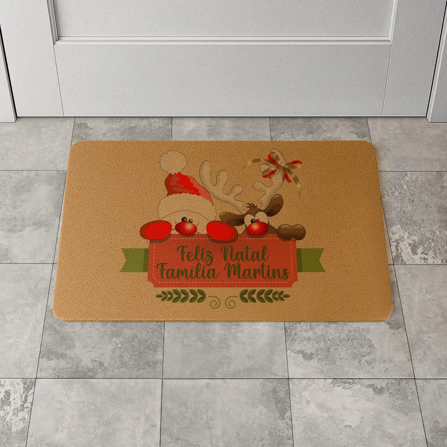 Tapete de entrada personalizado com apelido(s) da família. Superfície de fibra sintética. Base de borracha preta antiderrapante. 40x60 cm.