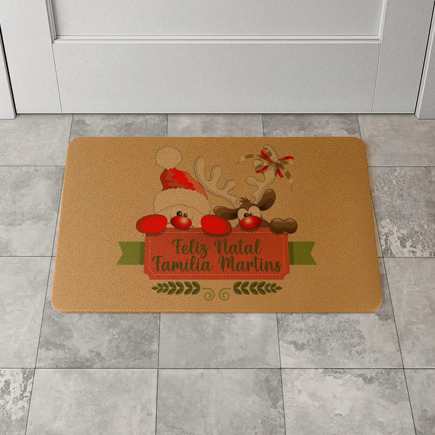 Tapete de entrada personalizado com apelido(s) da família. Superfície de fibra sintética. Base de borracha preta antiderrapante. 40x60 cm.