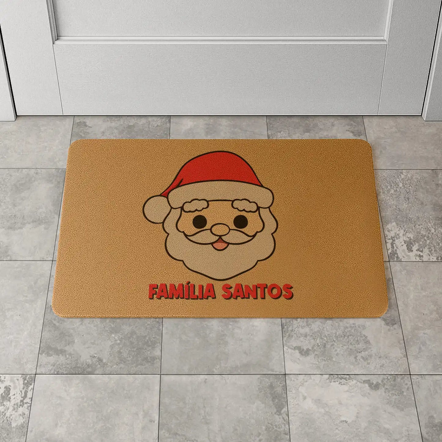 Tapete de entrada personalizado com apelido(s) da família. Superfície de fibra sintética. Base de borracha preta antiderrapante. 40x60 cm.