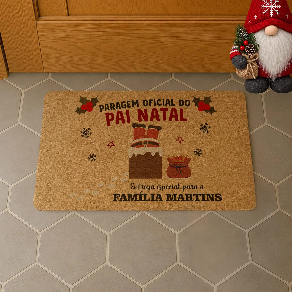 Tapete de entrada personalizado com apelido(s) da família. Superfície de fibra sintética. Base de borracha preta antiderrapante. 40x60 cm.
