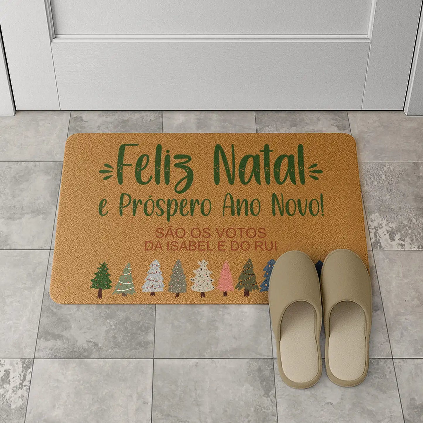 Tapete de entrada personalizado com nome(s). Superfície de fibra sintética. Base de borracha preta antiderrapante. 40x60 cm.