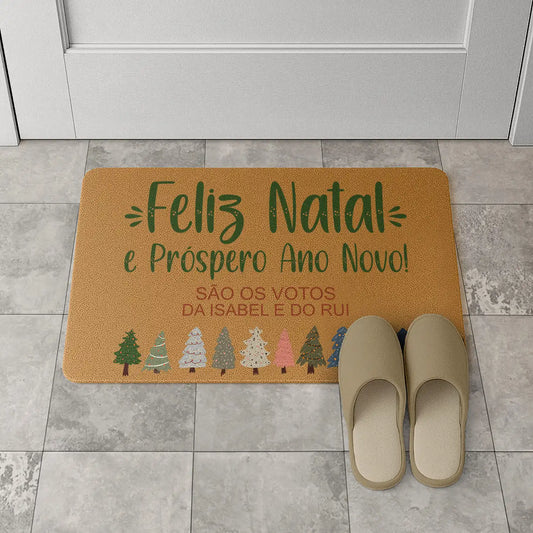 Tapete de entrada personalizado com nome(s). Superfície de fibra sintética. Base de borracha preta antiderrapante. 40x60 cm.