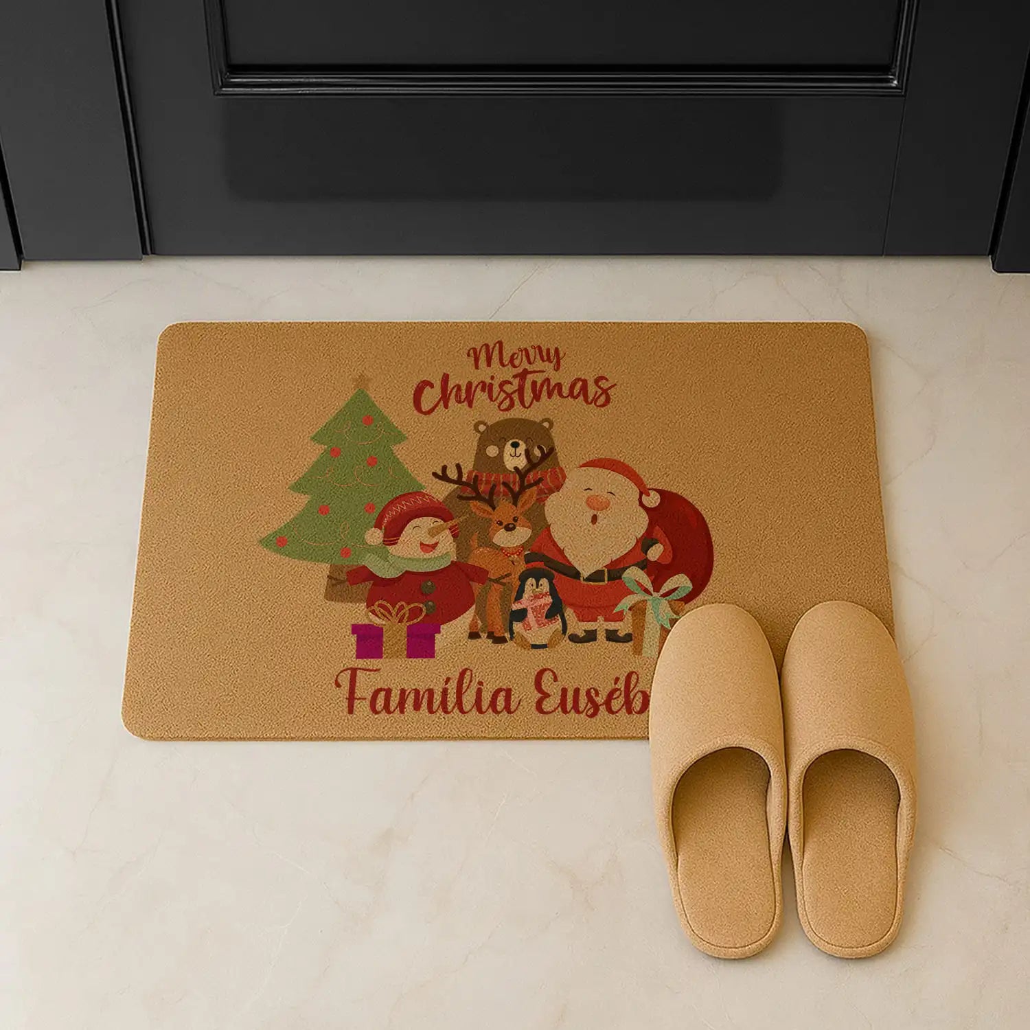 Tapete de entrada personalizado com apelido(s) da família. Superfície de fibra sintética. Base de borracha preta antiderrapante. 40x60 cm.