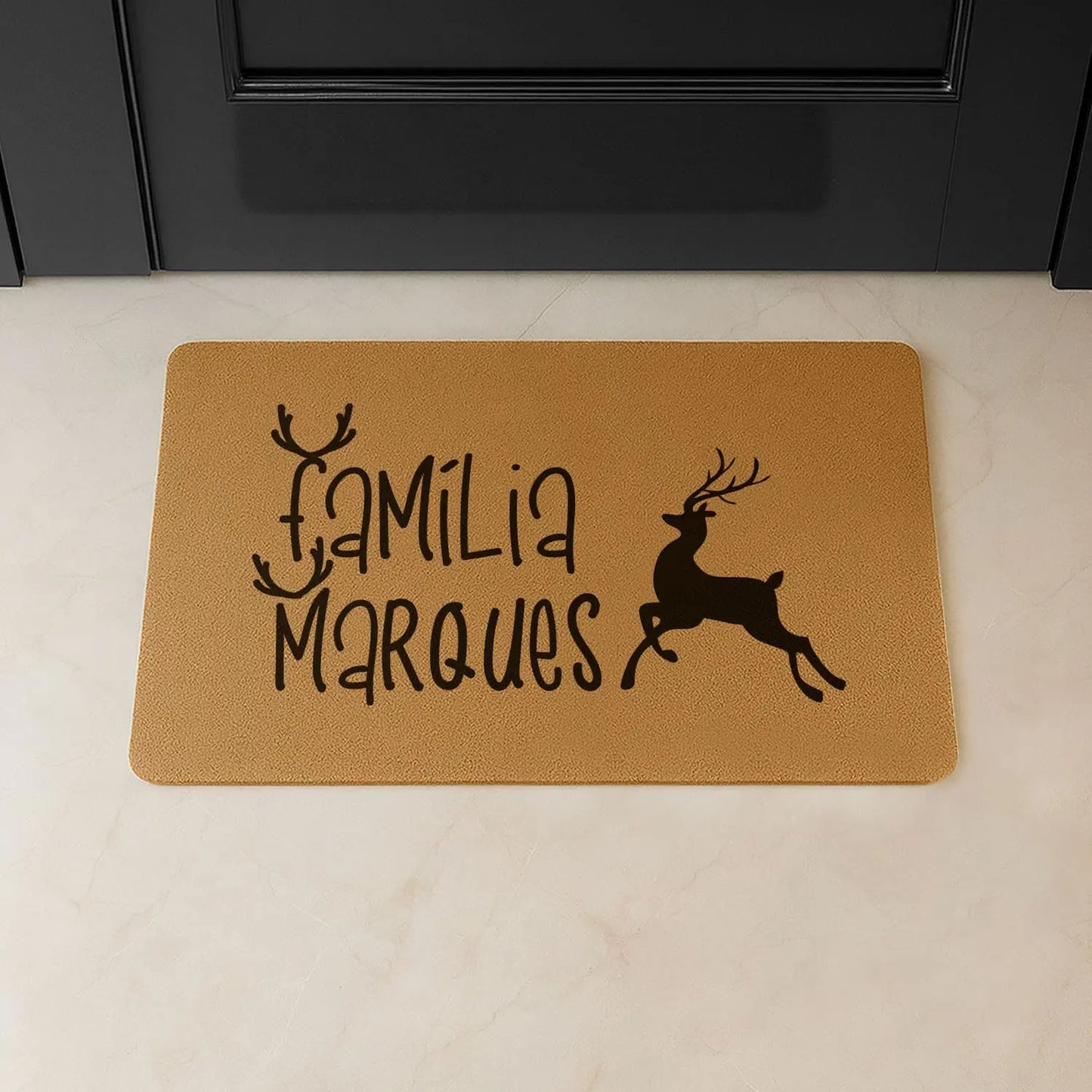 Tapete de entrada personalizado com apelido(s) da família. Superfície de fibra sintética. Base de borracha preta antiderrapante. 40x60 cm.