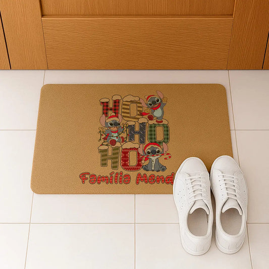 Tapete de entrada personalizado com apelido(s) da família. Superfície de fibra sintética. Base de borracha preta antiderrapante. 40x60 cm.