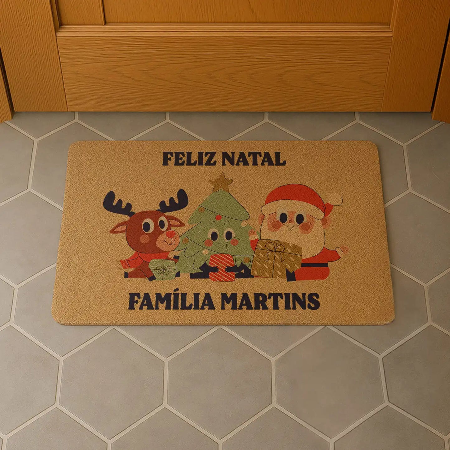 Tapete de entrada personalizado com apelido(s) da família. Superfície de fibra sintética. Base de borracha preta antiderrapante. 40x60 cm.