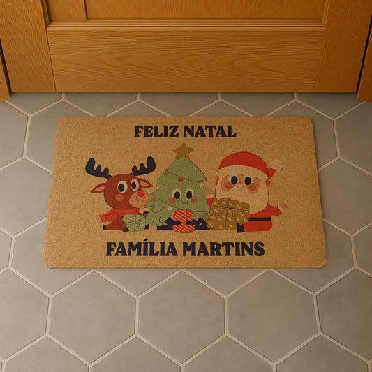 Tapete de entrada personalizado com apelido(s) da família. Superfície de fibra sintética. Base de borracha preta antiderrapante. 40x60 cm.